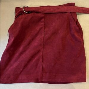 Burgundy suede mini skirt with zipper and belt #miniskirt #suedeskirt